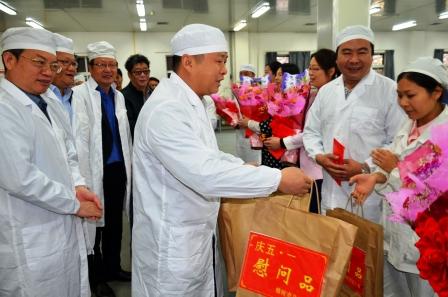 樟樹市領(lǐng)導(dǎo)2016年五一前夕到仁和集團(tuán)走訪慰問